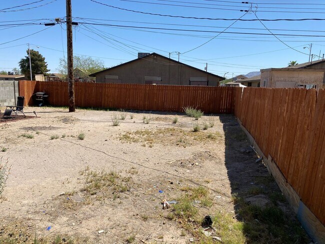 Building Photo - One story one bedroom Duplex Apartment, All Tile Floors!!! All Appliances!! Big back yard!! Recen...