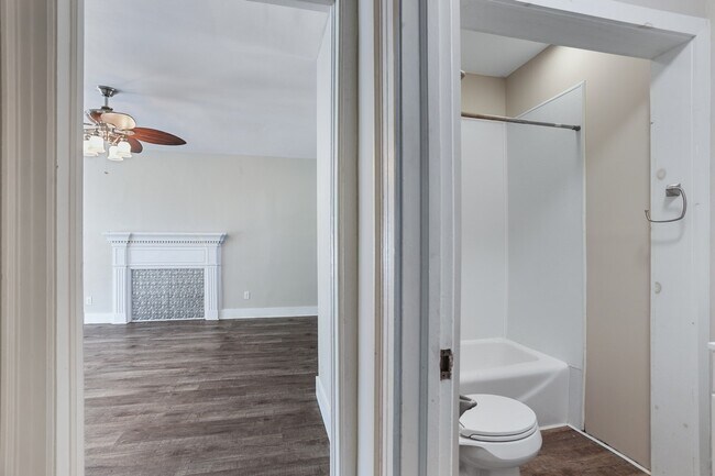 Building Photo - 2030 E 50th St