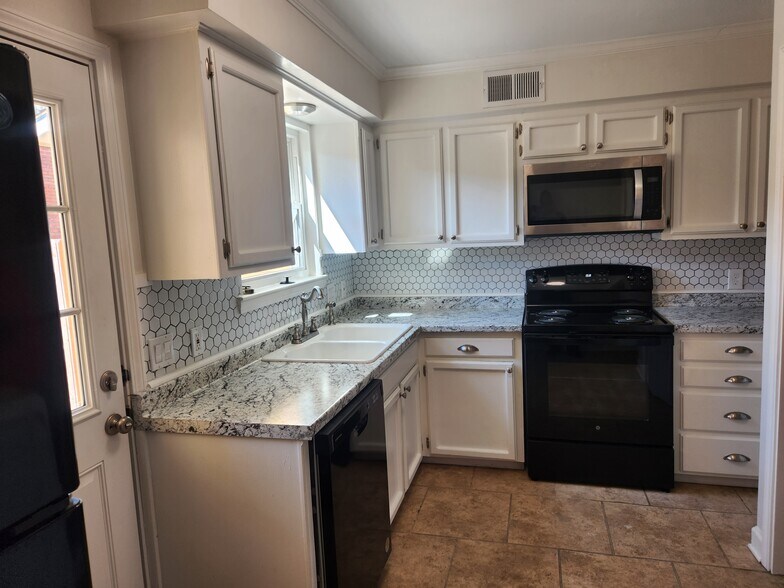 Building Photo - 434 Longwood Ct