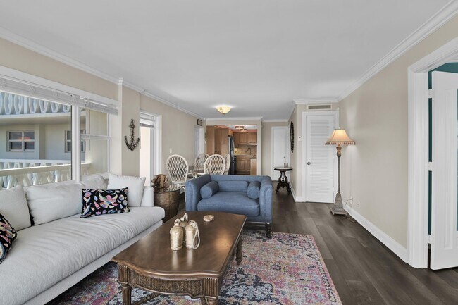 Building Photo - 1169 Hillsboro Mile