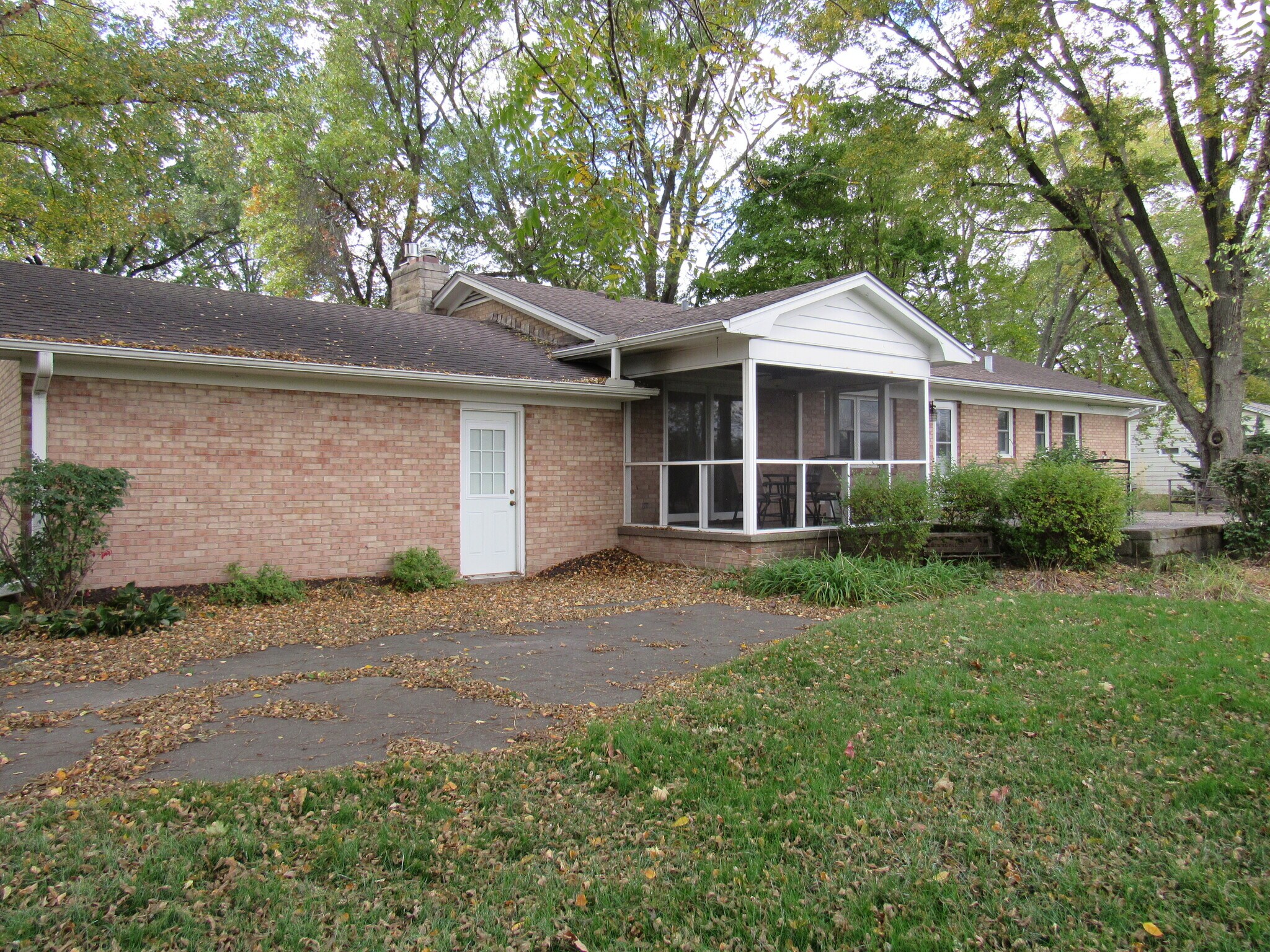 Building Photo - 233 Manor Dr