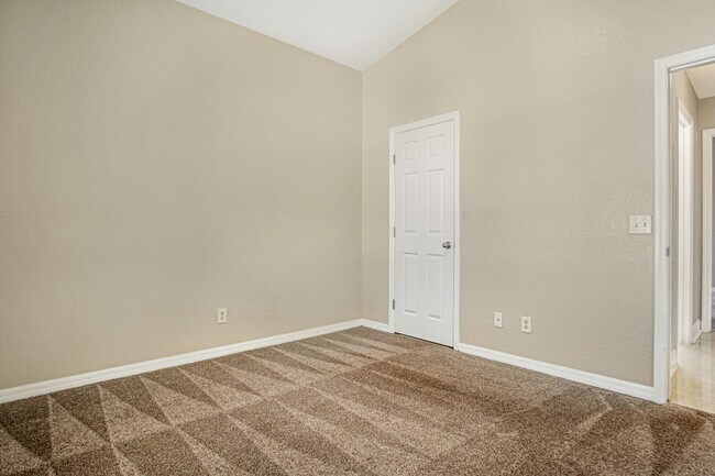 Building Photo - Move-In Ready Home with Open Layout and Op...
