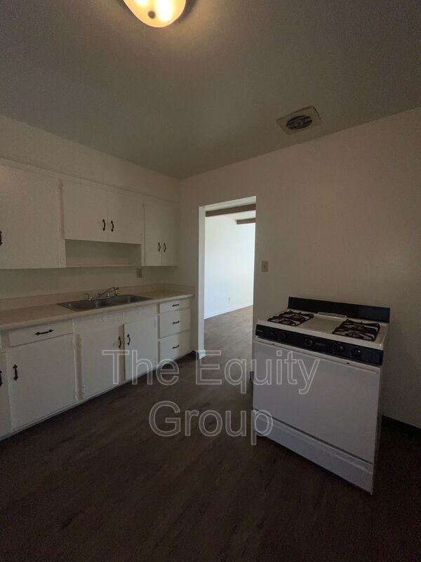 Building Photo - 513 E Myrtle Ave