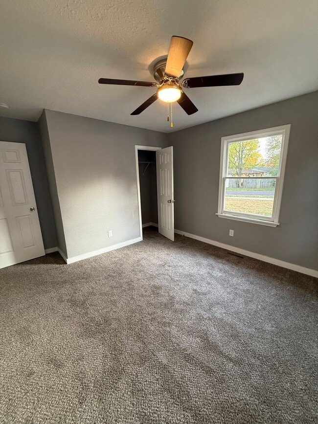 Building Photo - 3+ bedroom/2 bath house