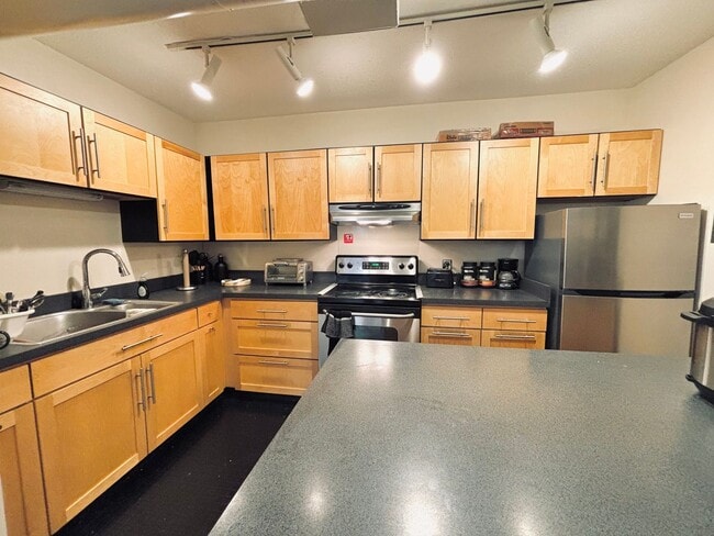 Primary Photo - FURNISHED!! 2bed/1bath Condo Right Near Th...