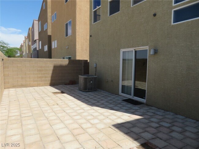 Building Photo - 9342 Autumn View Ave