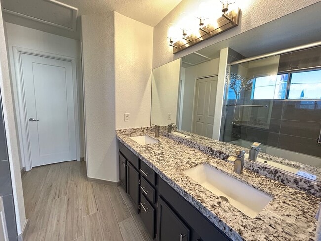 Building Photo - No HOA 3-Bedroom 2.5-Bathroom Home!