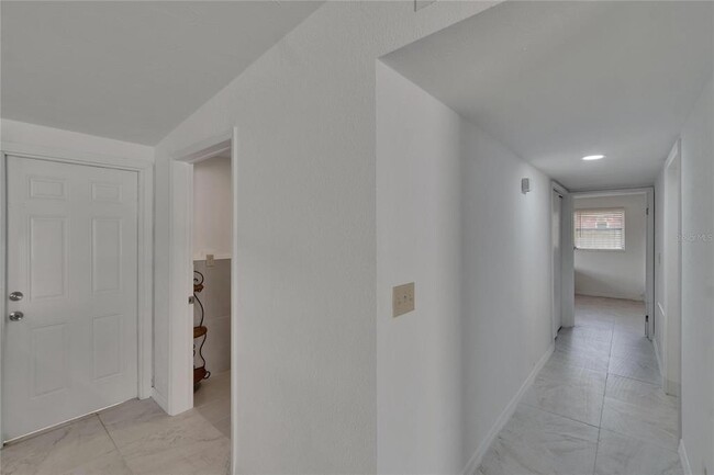 Building Photo - 802 W Russell Dr