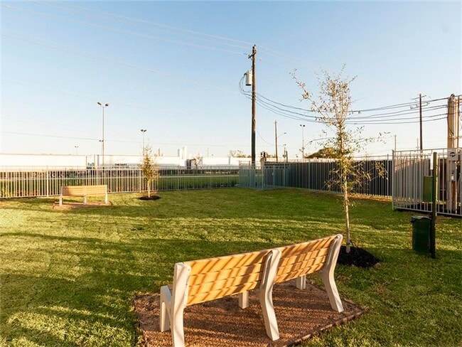 Building Photo - EaDo’s Most Exciting Place to Call Home!
