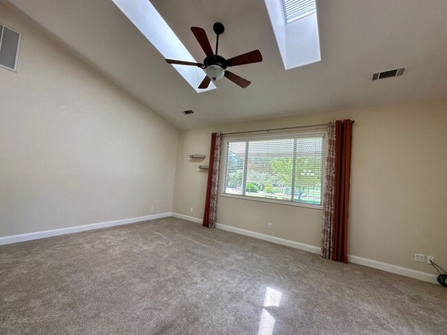 Building Photo - Beautiful well maintained home! Excellent ...
