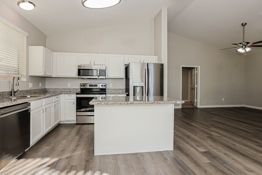 Building Photo - 13429 W Peck Dr