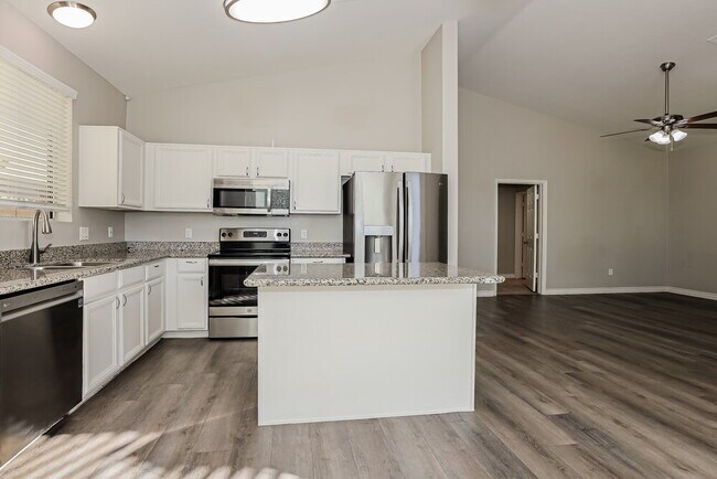 Building Photo - 13429 W Peck Dr