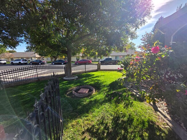 Building Photo - Single story home near CSU Stanislaus!