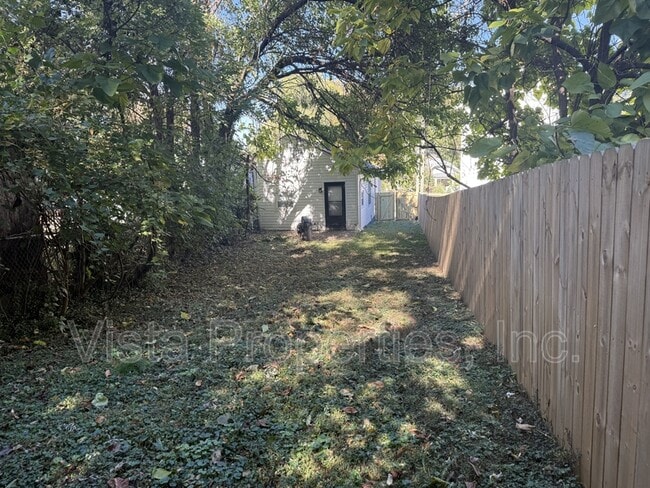 Building Photo - 538 University Ave