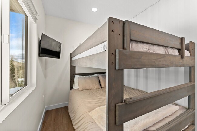 Building Photo - 220 Circle Dr