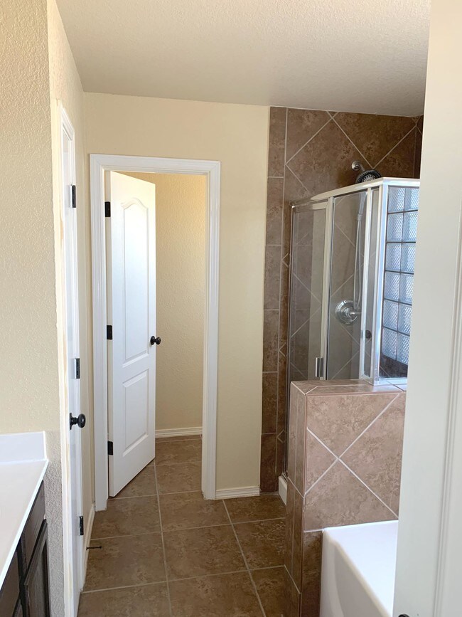 Building Photo - 14251 Desert Bush Dr