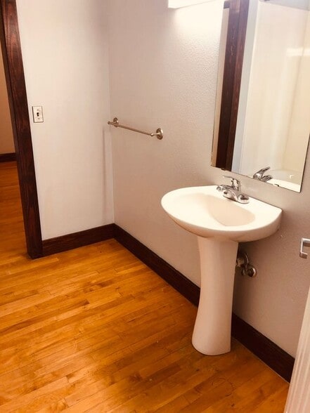 Building Photo - 115 E Tyler