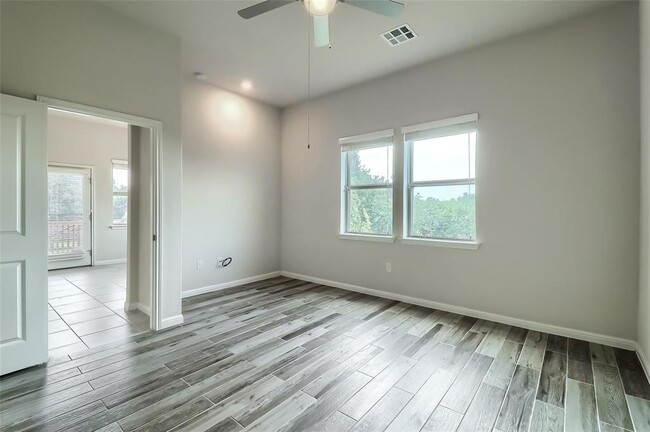 Building Photo - 5204 Bonneville Bend