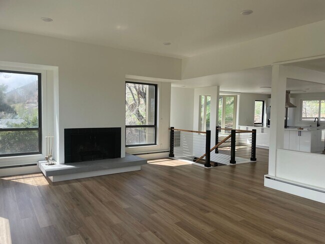 Building Photo - LUX 3BD, 3BA Foothills Home Only 5 Minutes...