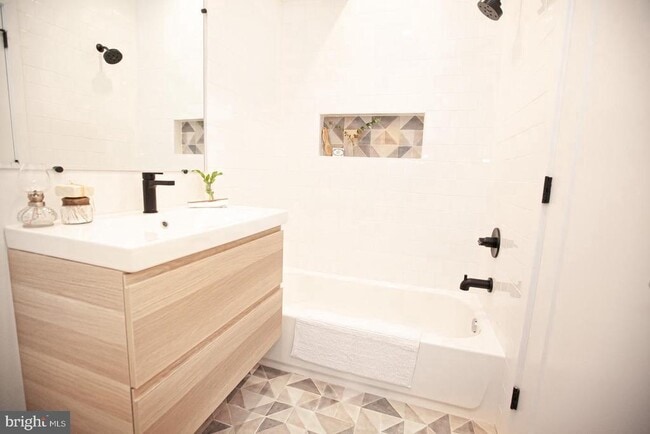 Building Photo - 2539 Collins St