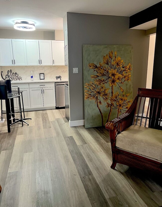 Building Photo - Charming 1-Bedroom Apartment Near JFK – Pr...