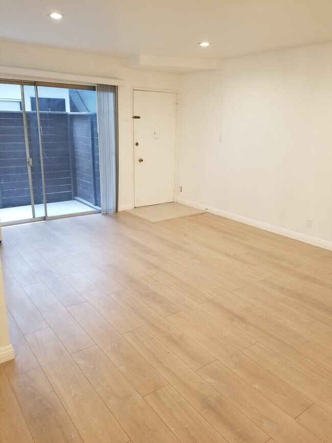 Building Photo - 1132 S Oakhurst Dr