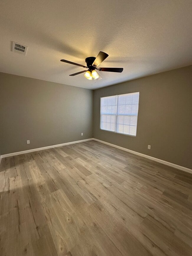 Building Photo - 3 Bed 2 Bath Brick Home with Fenced in Backyard