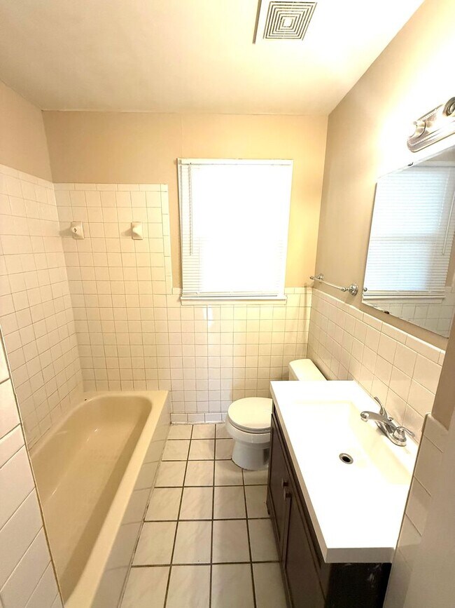 Building Photo - ** 3 bed 1 bath located in Forest Hills ** Call 334-366-9198 to schedule a self showing