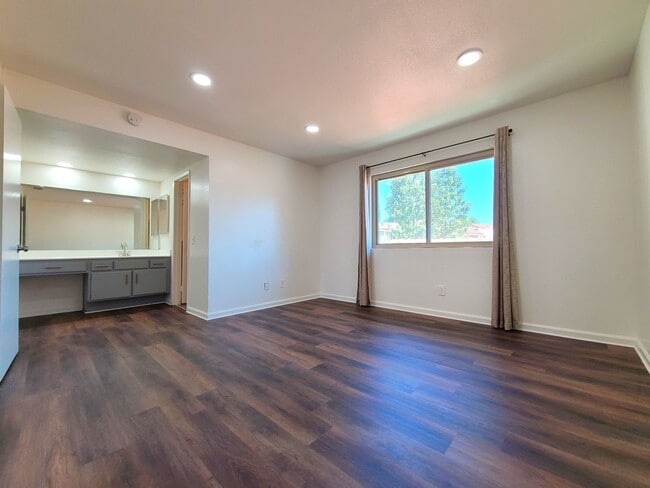 Building Photo - $500 MOVE-IN CREDIT w/Approved 675+ Credit...