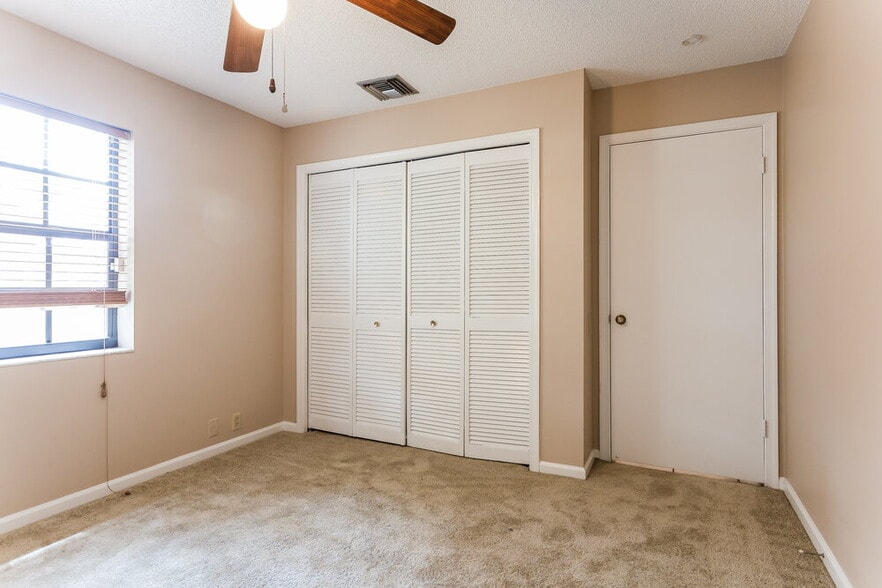 Building Photo - 14096 Greentree Dr