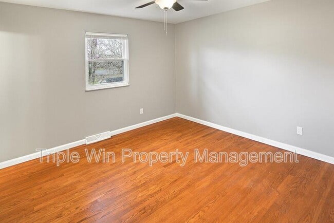 Building Photo - 2041 Northaire Ln