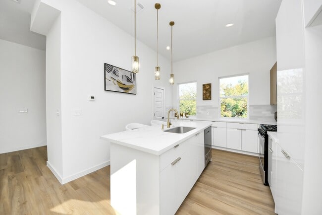 Building Photo - 1216 D E 34th St