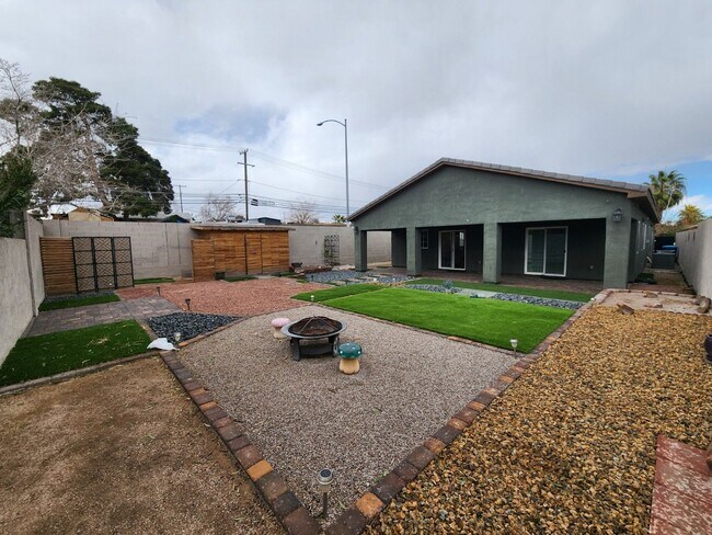 Building Photo - Single Story with Casita