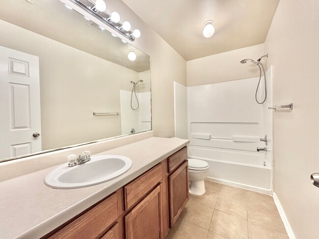 Building Photo - Conveniently located townhome in Universal...