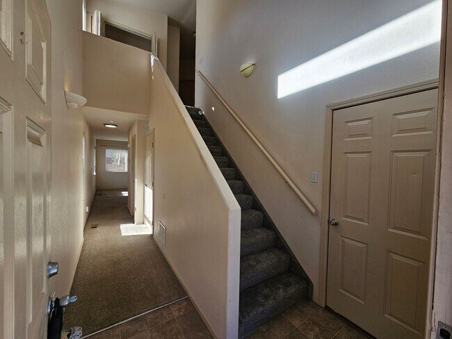 Building Photo - 3 Bed 4 bath Townhome in University Village!