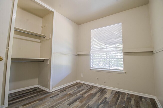 Building Photo - 5822 Branch Valley Dr