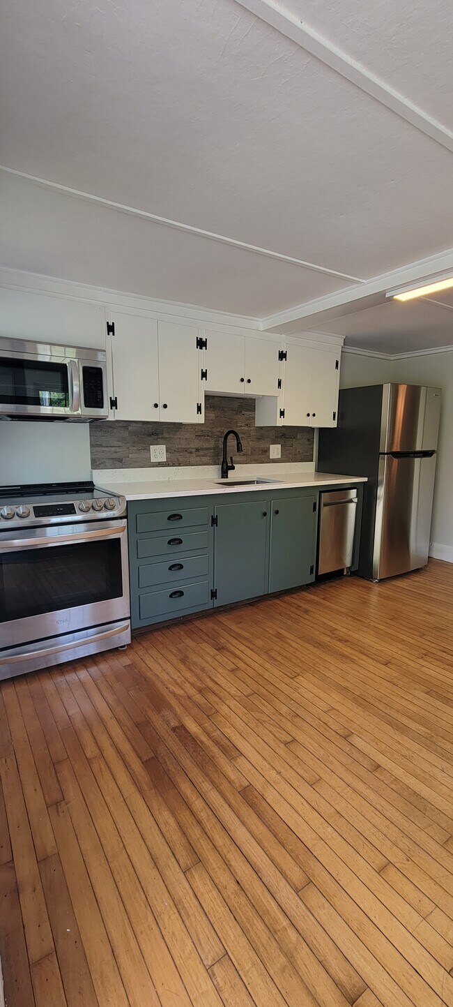 Building Photo - 45 Elm St