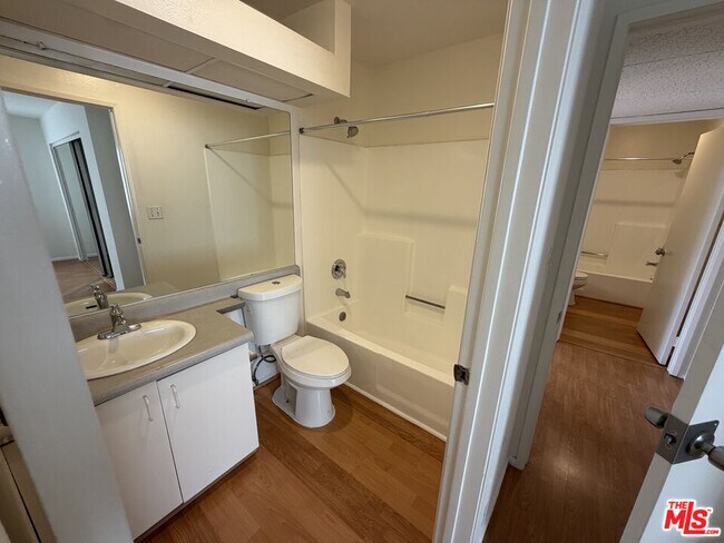 Building Photo - 326 S Manhattan Pl