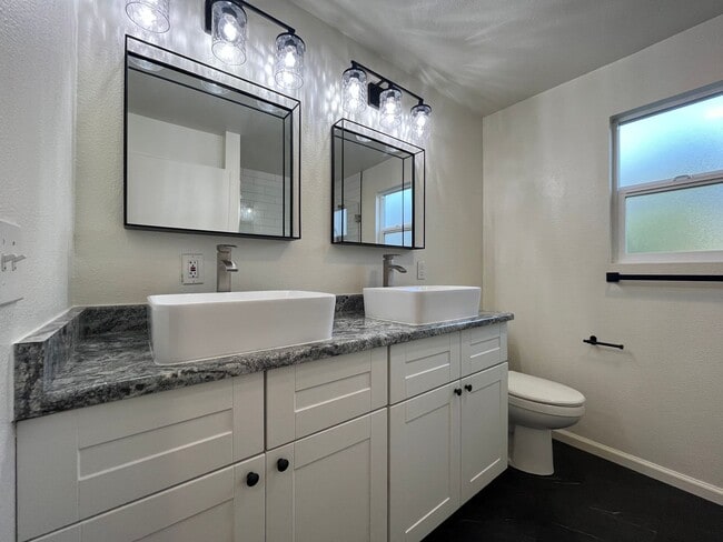 Building Photo - Pet Friendly! 2 Bed, 1 Bath Home with a Fu...