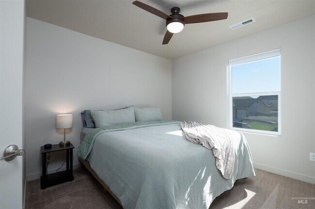 Building Photo - Spacious Modern Home w/Open Floor-Plan