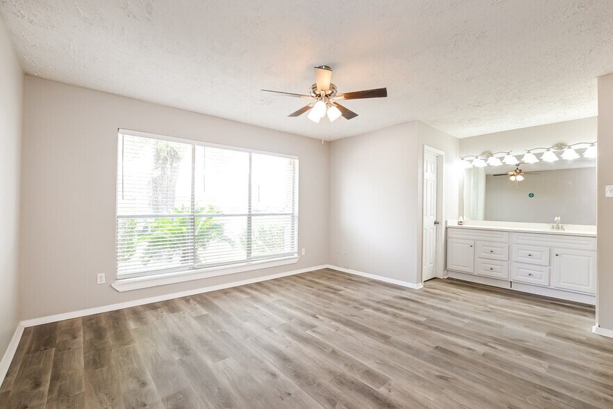 Building Photo - 7411 Skylight Ln