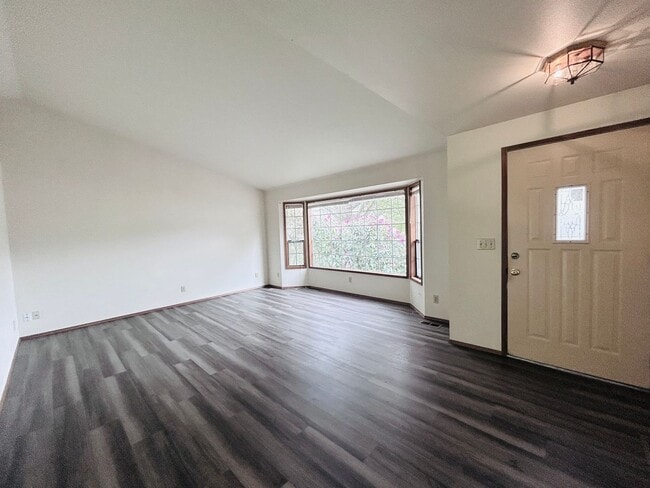 Building Photo - ***PENDING APPLICATION***Lovely Home Minutes away from West Beach