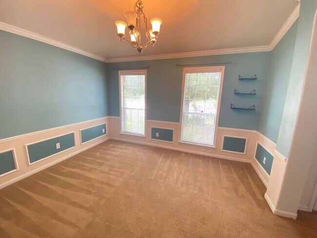 Building Photo - Beautiful 4 bed 2 bath home in White Rock subdivision.