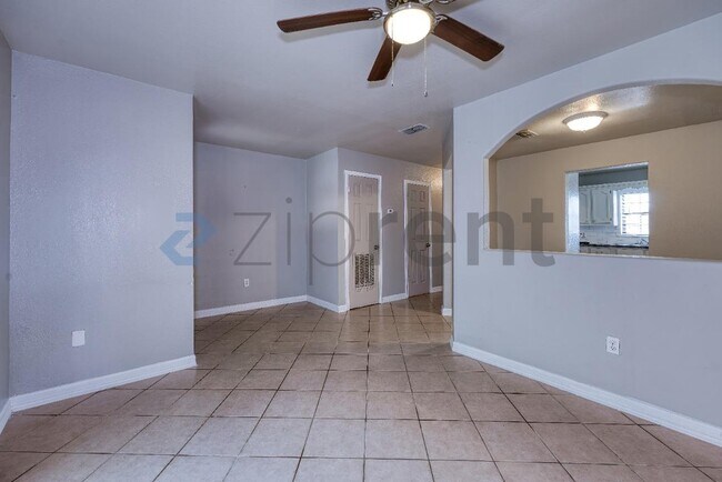 Building Photo - 815 E Sugarcane Dr