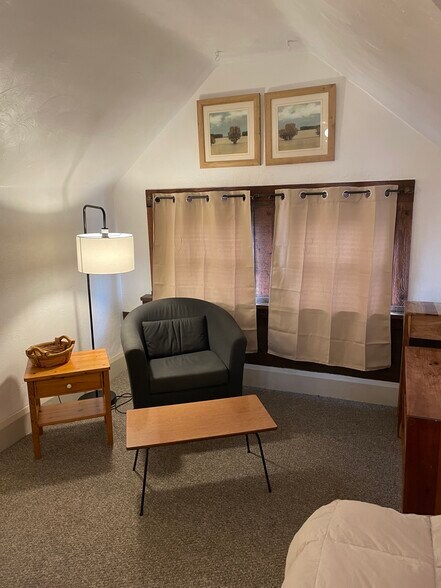 Sitting area - 5824 Phillips Ave