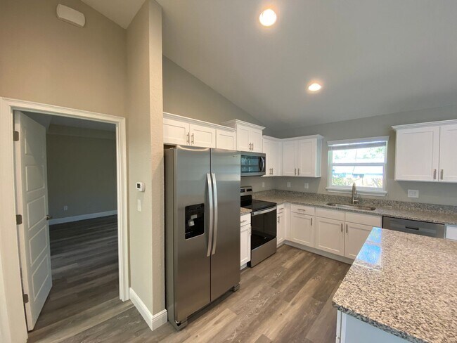 Building Photo - Custom Home - Desirable SE Ocala Neighborhood 3/2/2 **Won't Last**