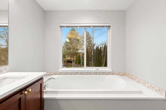 Building Photo - BETHANY 5 bedroom 3 full bath- Beaverton School District- Nike