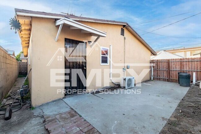 Building Photo - New 2 Bedroom House for Rent in Gifford Ave Bell CA Garage Available