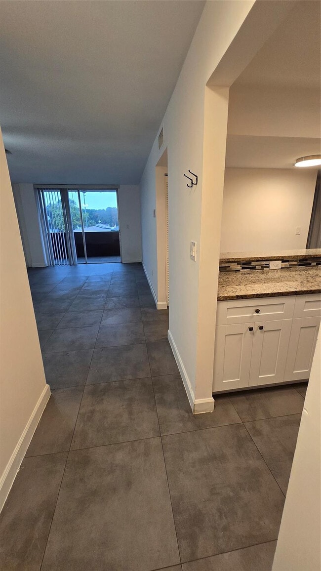 Building Photo - 13390 NE 7th Ave