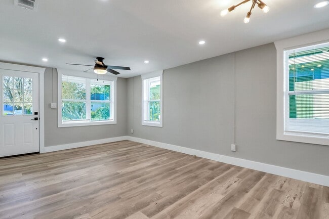 Building Photo - 3 BED | 2 BATH | REAR OFF-STREET PARKING |...